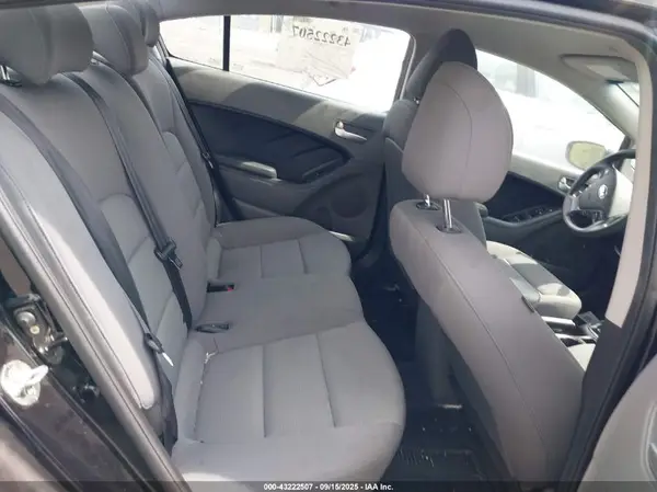3KPFK4A74JE197755 2018 KIA FORTE - Image 8