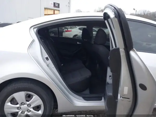 3KPFK4A74JE203862 2018 KIA FORTE - Image 8