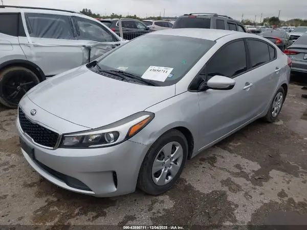 3KPFK4A74JE211217 2018 KIA FORTE - Image 2