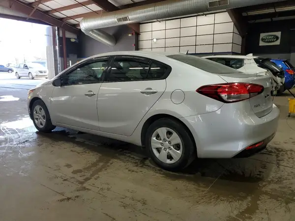 3KPFK4A74JE212299 2018 KIA FORTE - Image 2