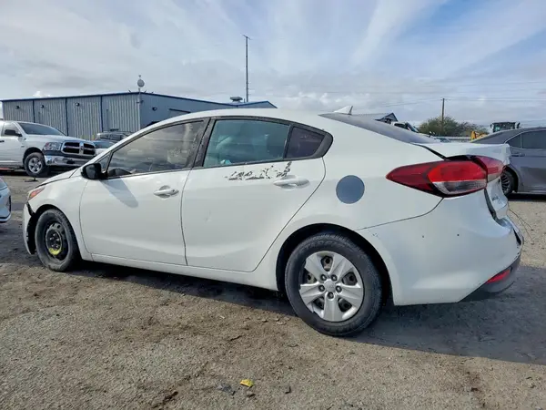 3KPFK4A74JE213985 2018 KIA FORTE - Image 2