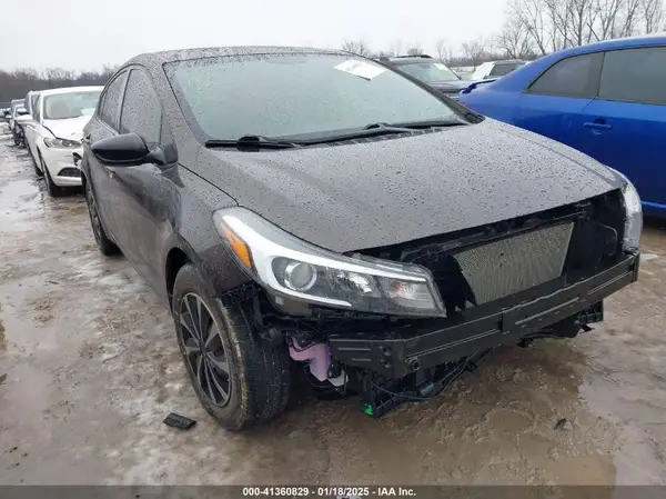 3KPFK4A74JE218667 2018 KIA FORTE - Image 1