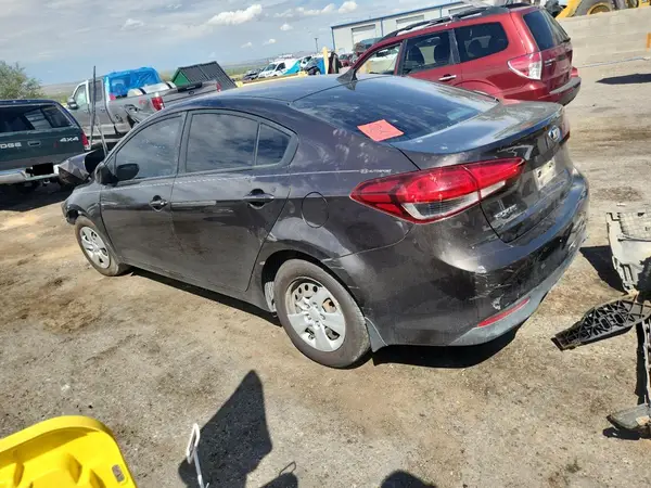 3KPFK4A74JE218670 2018 KIA FORTE - Image 2