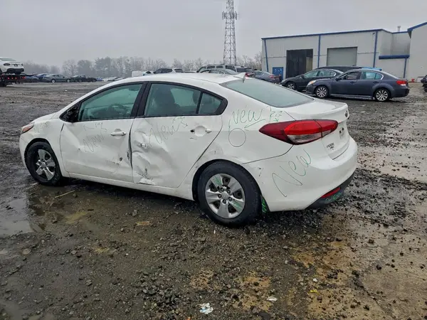 3KPFK4A74JE222301 2018 KIA FORTE - Image 2