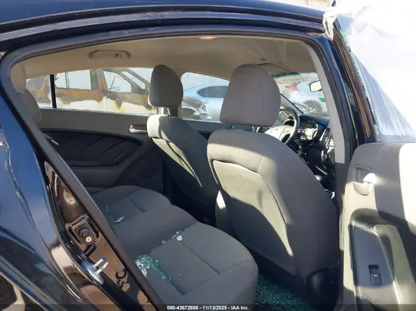 3KPFK4A74JE222332 2018 KIA FORTE - Image 8