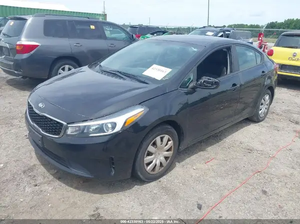 3KPFK4A74JE227773 2018 KIA FORTE - Image 2