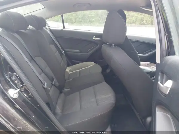 3KPFK4A74JE227773 2018 KIA FORTE - Image 8