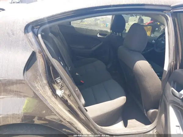 3KPFK4A74JE230558 2018 KIA FORTE - Image 8