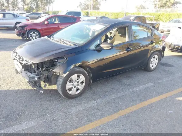 3KPFK4A74JE230561 2018 KIA FORTE - Image 2