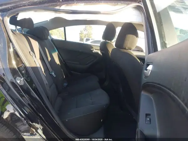 3KPFK4A74JE230561 2018 KIA FORTE - Image 8