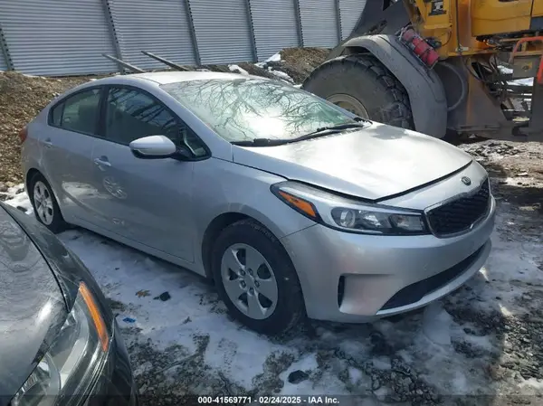 3KPFK4A74JE234528 2018 KIA FORTE - Image 1