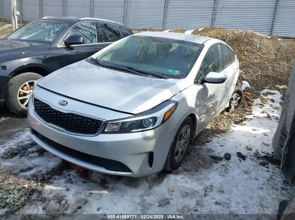 3KPFK4A74JE234528 2018 KIA FORTE - Image 2