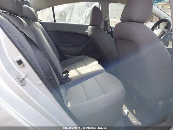 3KPFK4A74JE234528 2018 KIA FORTE - Image 8