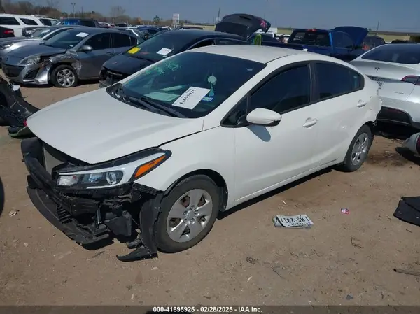3KPFK4A74JE235730 2018 KIA FORTE - Image 2