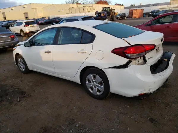 3KPFK4A74JE236134 2018 KIA FORTE - Image 2