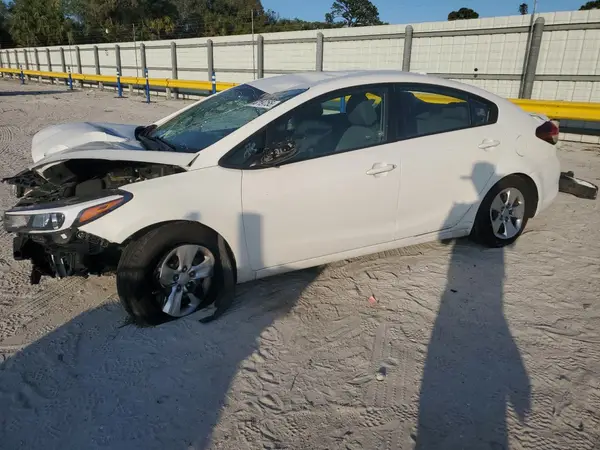 3KPFK4A74JE236389 2018 KIA FORTE - Image 1