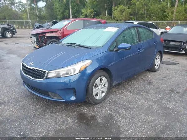 3KPFK4A74JE236411 2018 KIA FORTE - Image 2