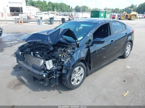 3KPFK4A74JE236909 2018 KIA FORTE - Image 2