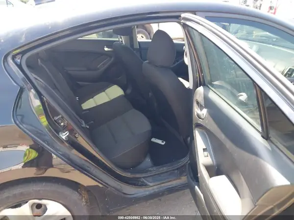 3KPFK4A74JE236909 2018 KIA FORTE - Image 8
