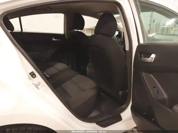3KPFK4A74JE238563 2018 KIA FORTE - Image 8