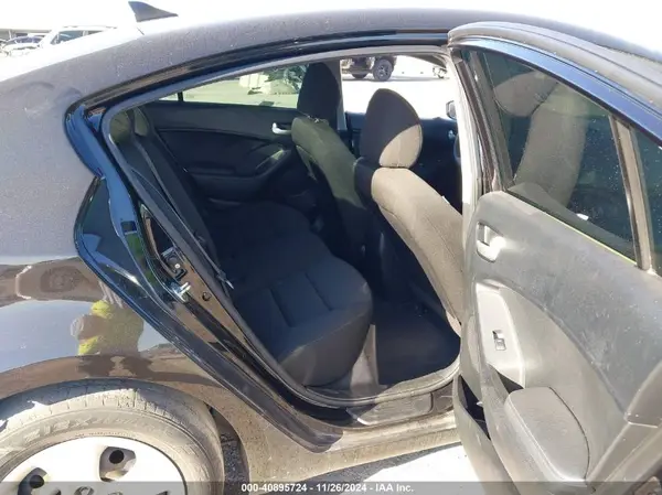 3KPFK4A74JE239051 2018 KIA FORTE - Image 8