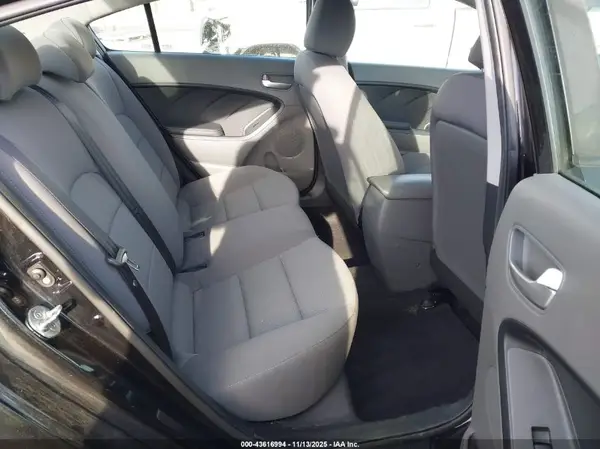 3KPFK4A74JE240572 2018 KIA FORTE - Image 8
