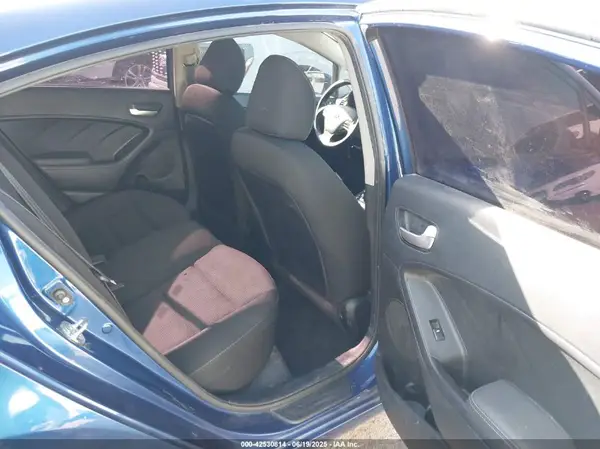 3KPFK4A74JE241754 2018 KIA FORTE - Image 8