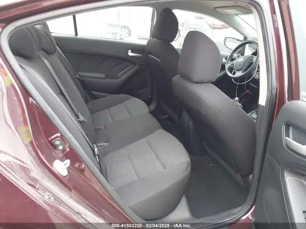 3KPFK4A74JE246016 2018 KIA FORTE - Image 8