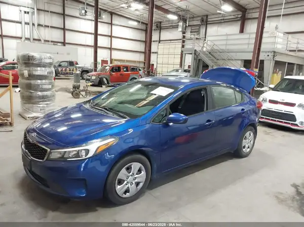 3KPFK4A74JE252897 2018 KIA FORTE - Image 2