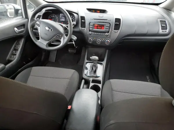 3KPFK4A74JE257677 2018 KIA FORTE - Image 8