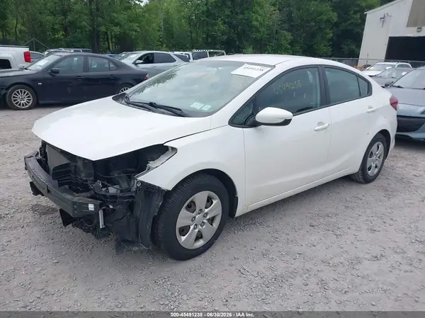 3KPFK4A74JE263284 2018 KIA FORTE - Image 2