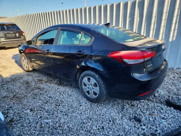 3KPFK4A74JE264709 2018 KIA FORTE - Image 2