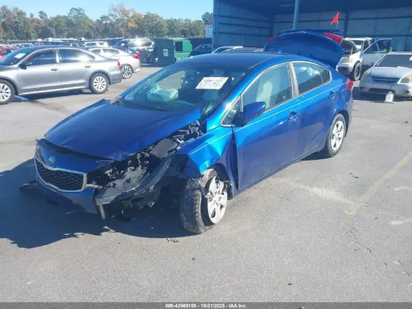 3KPFK4A74JE265665 2018 KIA FORTE - Image 2