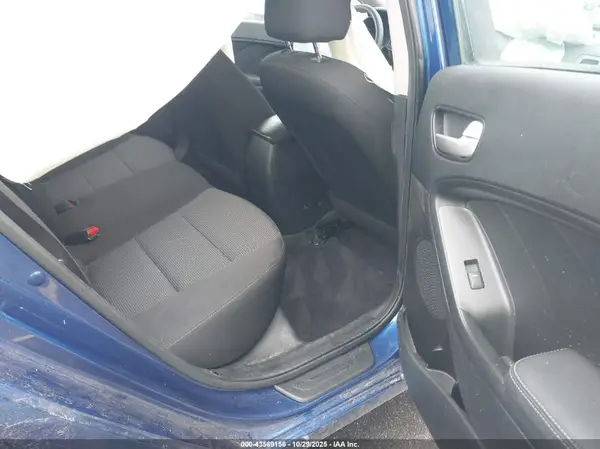 3KPFK4A74JE265665 2018 KIA FORTE - Image 8