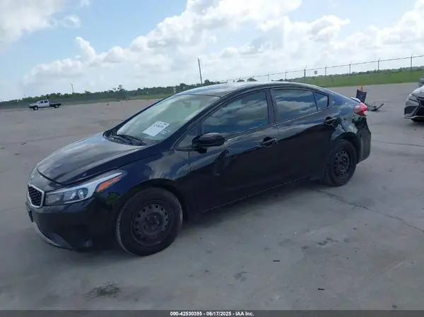 3KPFK4A74JE270462 2018 KIA FORTE - Image 2