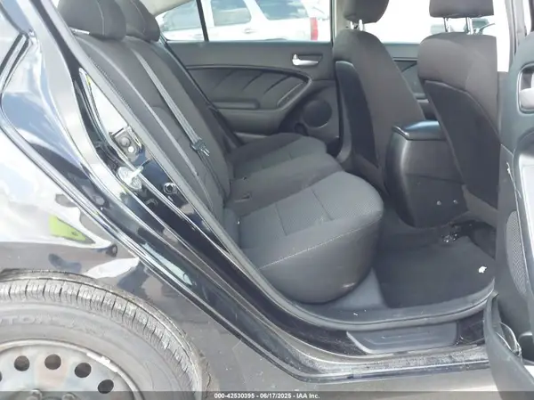 3KPFK4A74JE270462 2018 KIA FORTE - Image 8