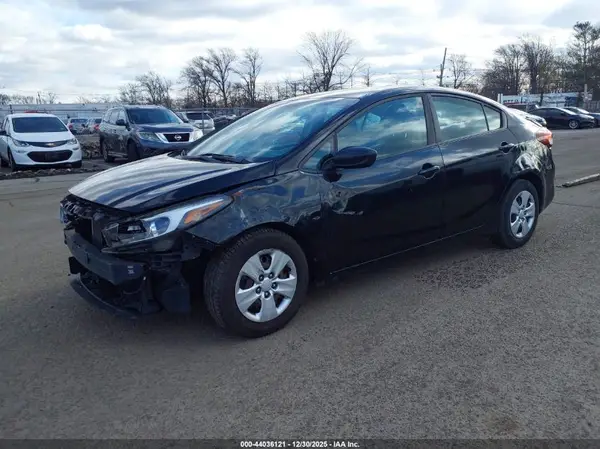 3KPFK4A74JE271627 2018 KIA FORTE - Image 2