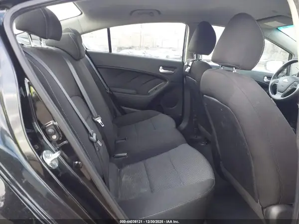 3KPFK4A74JE271627 2018 KIA FORTE - Image 8
