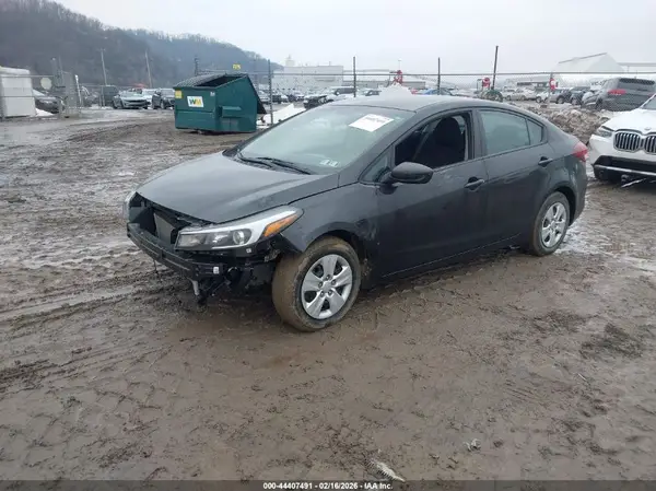 3KPFK4A74JE283552 2018 KIA FORTE - Image 2