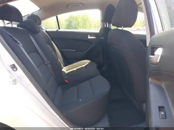 3KPFK4A75HE016902 2017 KIA FORTE - Image 8