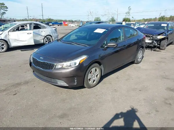 3KPFK4A75HE017919 2017 KIA FORTE - Image 2