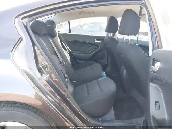 3KPFK4A75HE017919 2017 KIA FORTE - Image 8