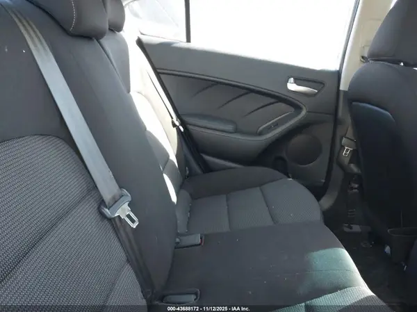 3KPFK4A75HE018200 2017 KIA FORTE - Image 8