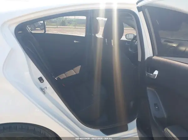 3KPFK4A75HE022599 2017 KIA FORTE - Image 8