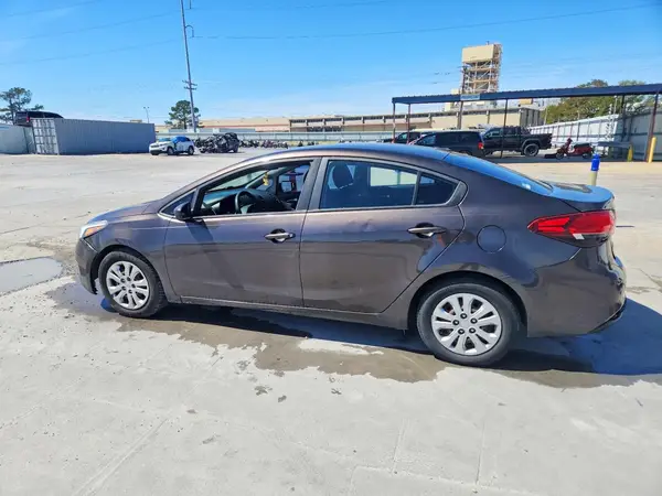3KPFK4A75HE024434 2017 KIA FORTE - Image 2