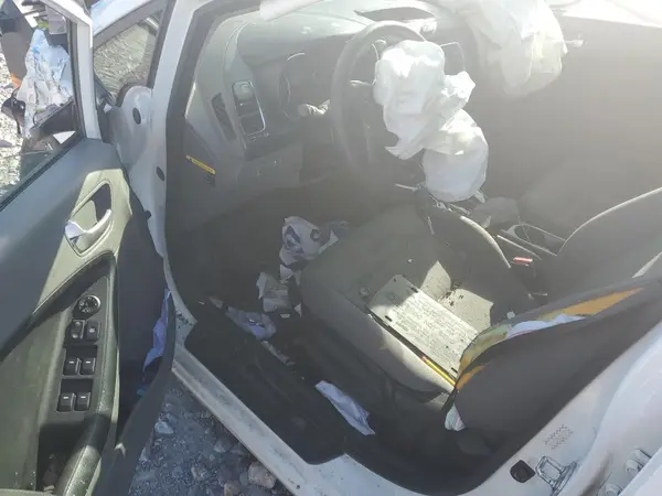 3KPFK4A75HE025552 2017 KIA FORTE - Image 8