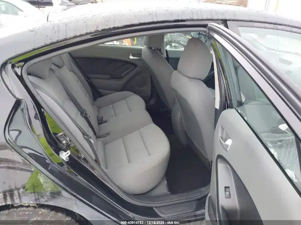 3KPFK4A75HE027477 2017 KIA FORTE - Image 8