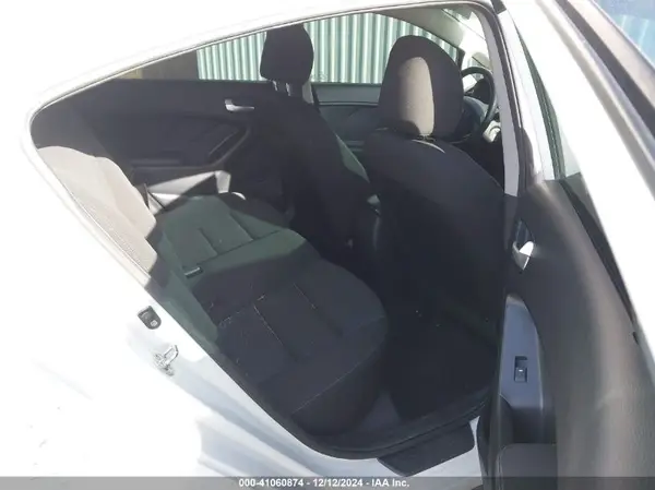 3KPFK4A75HE040147 2017 KIA FORTE - Image 8
