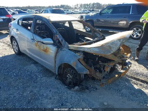 3KPFK4A75HE043064 2017 KIA FORTE - Image 1