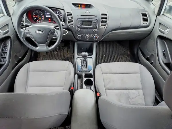 3KPFK4A75HE045686 2017 KIA FORTE - Image 8